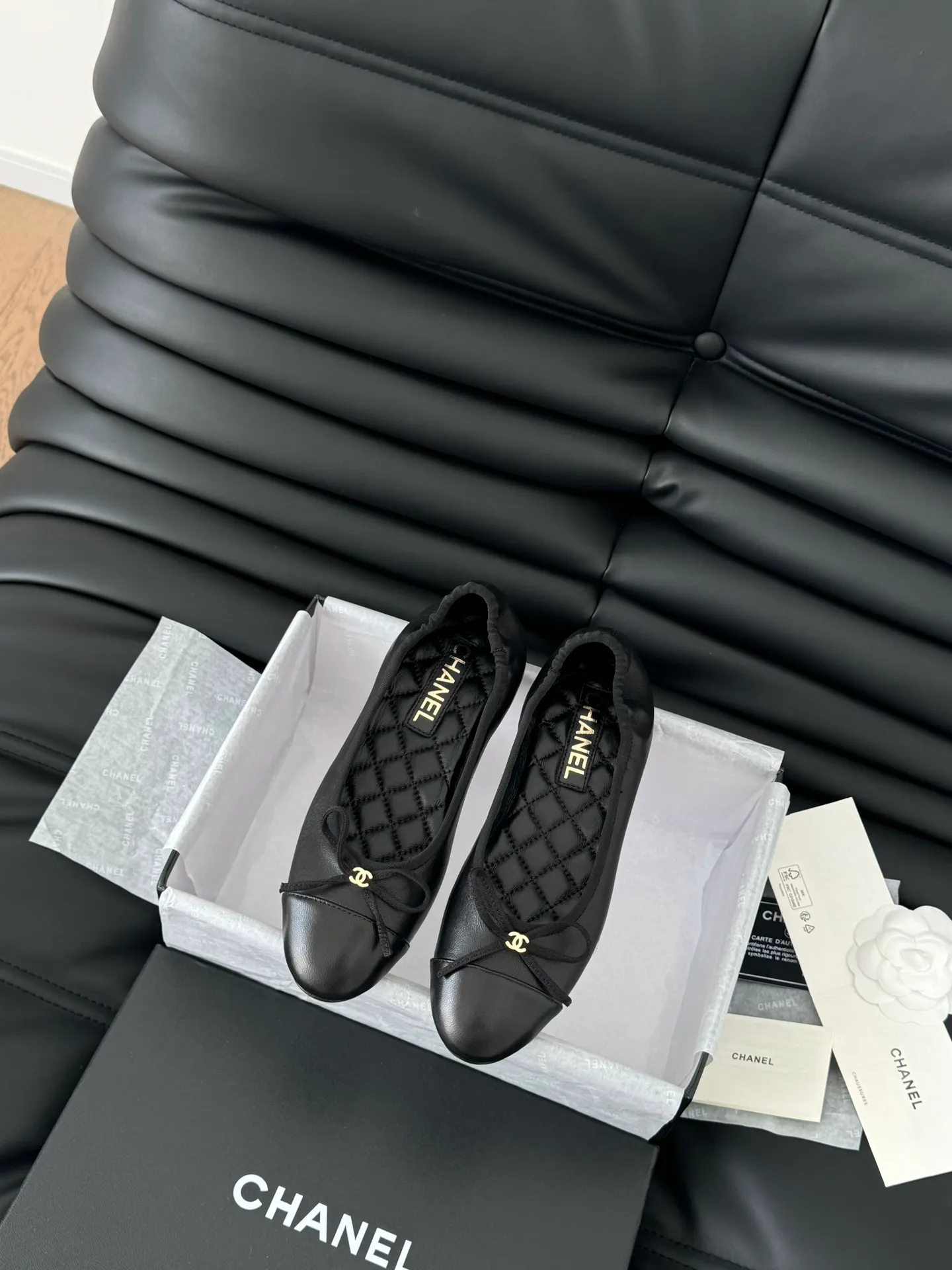 👟👟Ex-factory price 520👟👟 Chanel Xiaoxiang 25C new bow shoe series, original 1:1 replica, a classic among classics. It is perfect whether paired with trousers or skirts. The small round toe design is very good at modifying the foot shape. A must-have for little fairies! The upper is made of imported lambskin, the lining is made of top-grade mixed sheepskin, and the outsole is imported Italian cowhide. Size: 35-39 (40/41/42/43 customized)